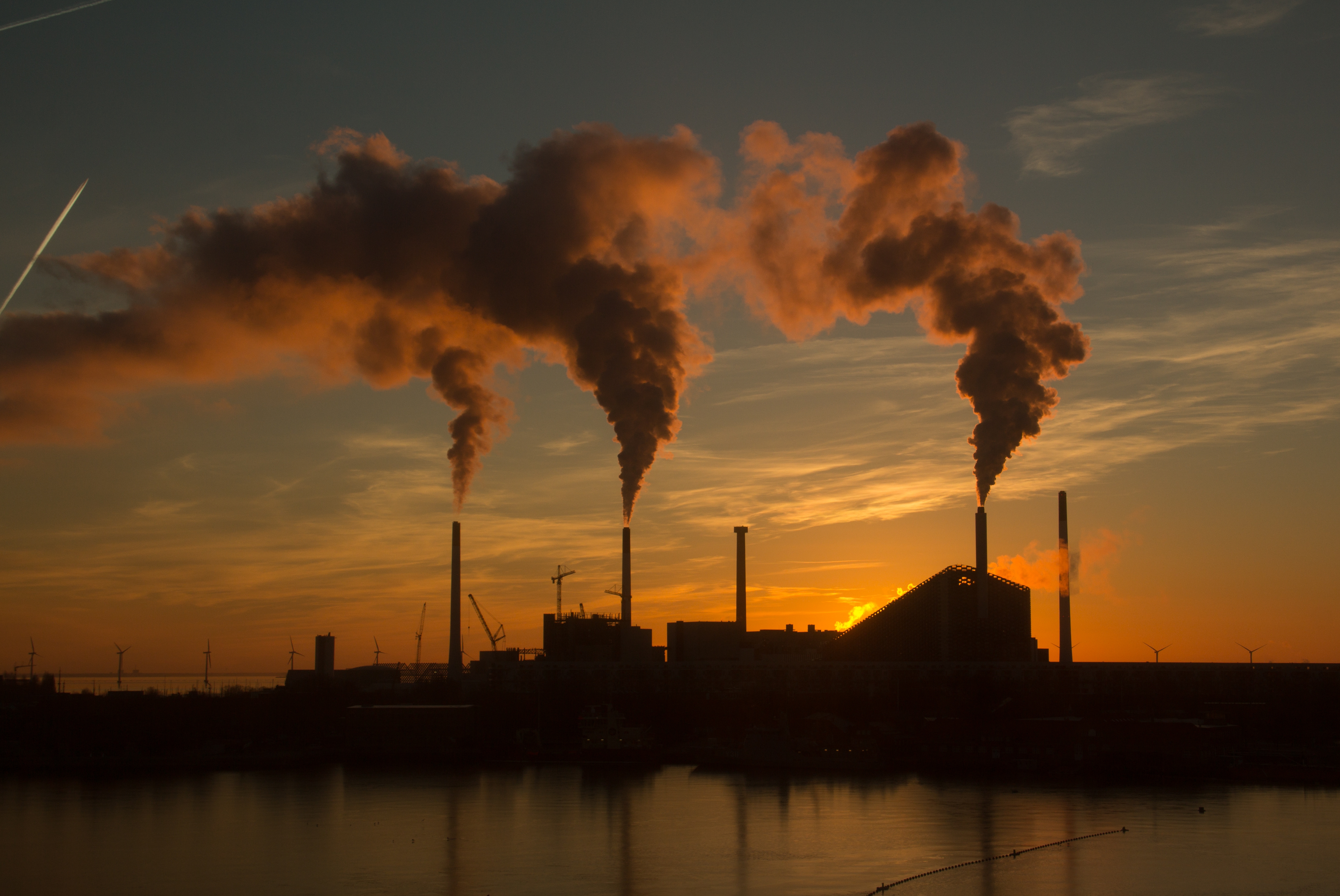 Emisiones industriales al atardecer